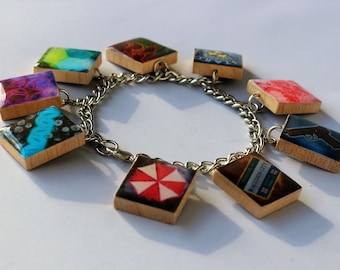 Pulsera con dije de fichas de Scrabble inspirada en Resident Evil