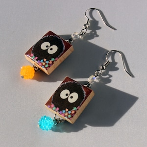 Pendientes colgantes de azulejos Scrabble de primavera de hollín