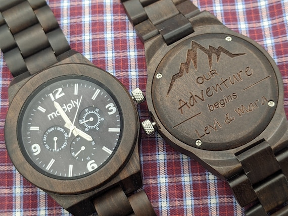 Orologio da uomo in legno inciso: regalo personalizzato per il marito per il giorno delle nozze, anniversario o compleanno, regalo di San Valentino unico con incisione - Italia