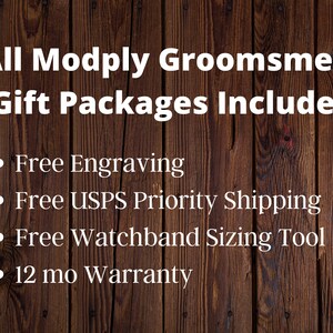 Op de afbeelding: Een houten achtergrond met witte tekst die "All Modply Groomsmen Gift Packages Include:" luidt, gevolgd door een lijst met vier opsommingstekens: "Free Engraving", "Free USPS Priority Shipping", "Free Watchband Sizing Tool" en "12 mo Warranty".