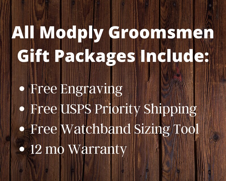 Op de afbeelding: Een houten achtergrond met witte tekst die "All Modply Groomsmen Gift Packages Include:" luidt, gevolgd door een lijst met vier opsommingstekens: "Free Engraving", "Free USPS Priority Shipping", "Free Watchband Sizing Tool" en "12 mo Warranty".