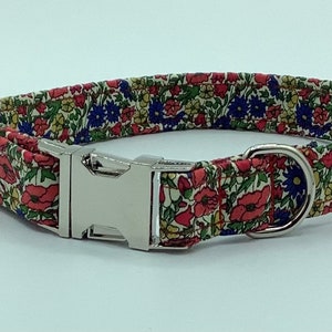 Collar para perro hecho a mano con tela Liberty Petal & Bud y anilla en D de níquel soldada.