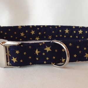 Collar de perro de tela azul marino y dorado hecho a mano con anillo D de níquel soldado