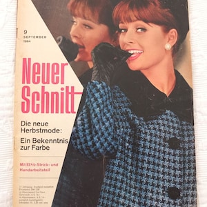Könnte beinhalten: Ein Vintage-Magazincover mit einer Frau in einem blau-schwarzen Hahnentrittmantel. Das Magazin heißt "Neuer Schnitt" und der Text lautet "Die neue Herbstmode: Ein Bekenntnis zur Farbe. Mit ELSA-Strick- und Handarbeitsteil."