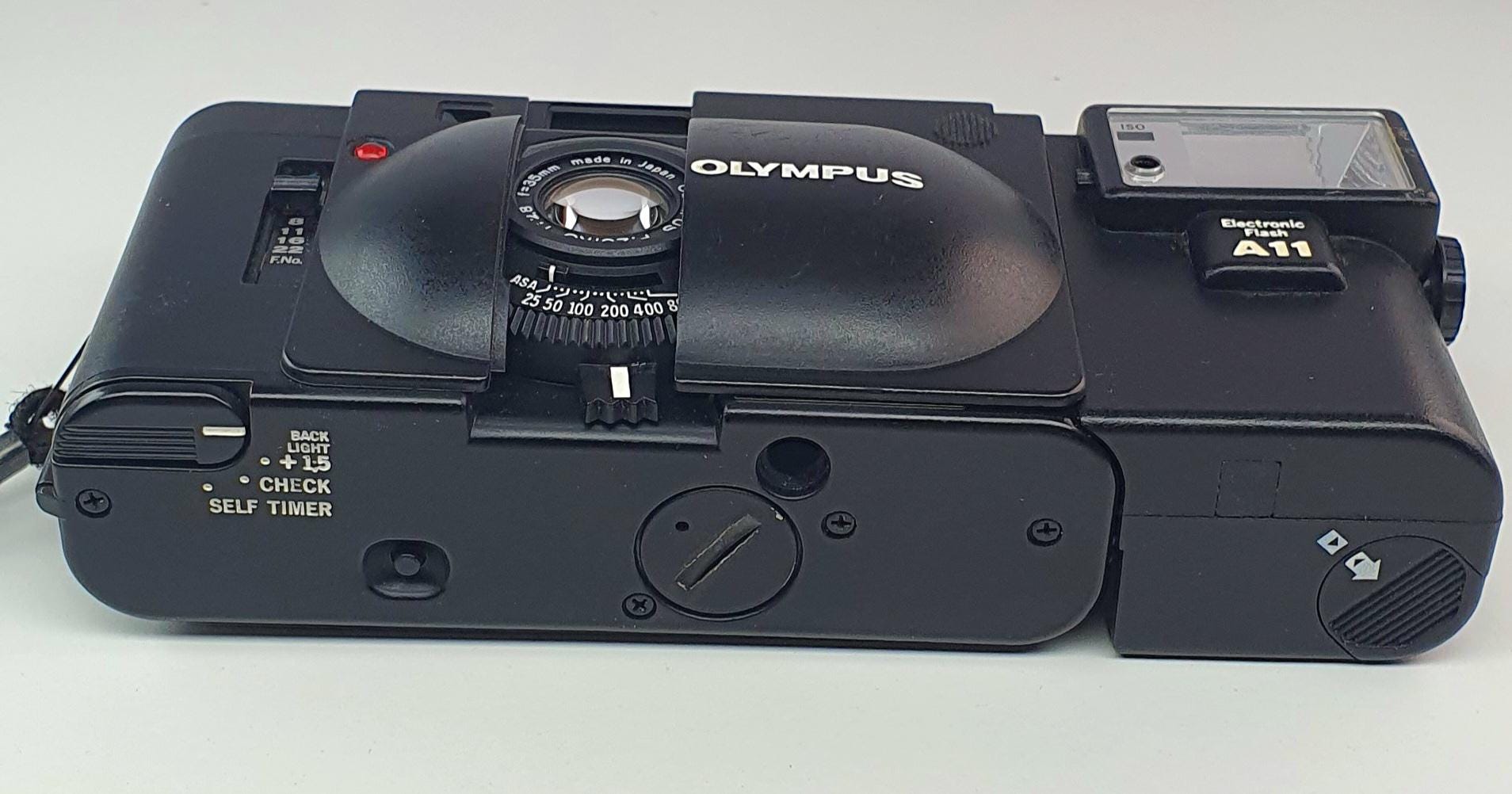 オリンパスカメラ 35 XA、F.ZUIKO 35 mm f 2.8 レンジファインダー付き オリンパスカメラ 35 XA、F.ZUIKO 35 mm f 2.8 レンジファインダー付き