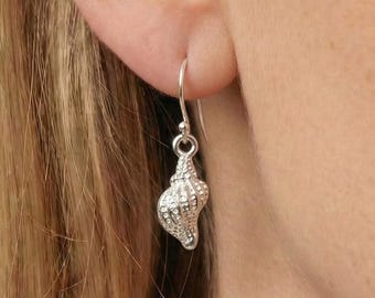 Sterlingzilveren schelpoorbellen: hangoorbellen voor dames