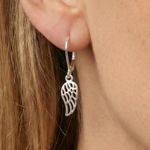 Pendientes de ala de ángel de plata de ley con cierre de palanca: pequeños dijes colgantes