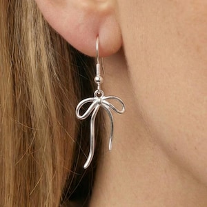 Pendientes colgantes de lazo de plata de ley con delicado nudo de alambre