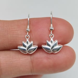 Sterling Silber Lotus Blume Ohrringe: Kleine 925 Silber Charms