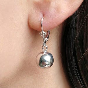 Sterlingsilber Kugel Ohrringe: Fleur De Lis Brisur