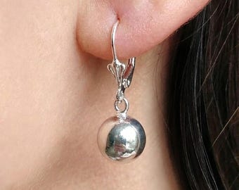 Pendientes colgantes de plata de ley con forma de bola: Flor de lis con cierre de palanca