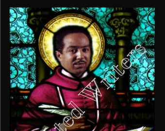Puede incluir: Una imagen de vitral de un hombre con una túnica roja y blanca que sostiene un libro y una pluma. La imagen está sobre un fondo azul y verde con un halo dorado sobre la cabeza del hombre. El texto "SAINT LANGSTON" está escrito en letras doradas sobre una pancarta dorada en la parte inferior de la imagen.