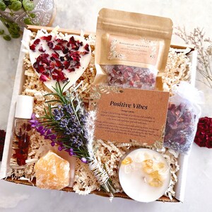 Self Care Gift Box for Women: Crystals, Organic Spa & Aromatherapy - Positive Vibes Wellness Set immagine 2