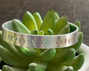 Braccialetti per la raccolta fondi della parata irlandese di Newport