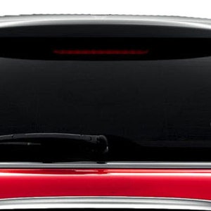 Puede incluir: Calcoman&iacute;a de vinilo blanco de un superh&eacute;roe y un hombre con traje, aplicada en la ventana trasera de un coche rojo. El superh&eacute;roe lleva un traje rob&oacute;tico, y el hombre est&aacute; a su lado.