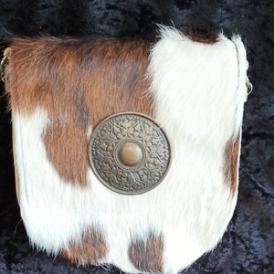 Handtasche mit Kuhfell, Unikat, hochwertiges Leder mit schöner Zierplatte, keltisch viele Fächer + Reißverschlüssen + langem Schulterriemen