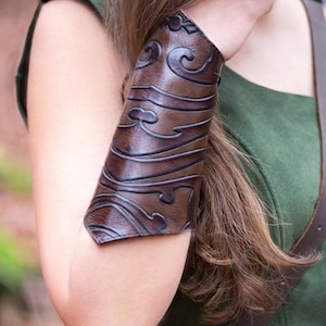 Beautiful arm cuff &quot;Old England&quot;, bracer, leather, embossed leather, handcrafted, Larp, Middle Ages, Medieval, elf look, cuff,