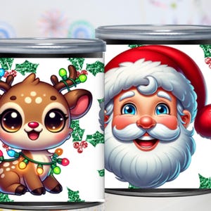 Może przedstawiać: Dwa pojemniki o tematyce świątecznej. Jeden przedstawia kreskówego renifera z kolorowymi światełkami i akcentami ostrokrzewu. Drugi przedstawia Świętego Mikołaja z czerwoną czapką i uśmiechniętą twarzą. Oba mają srebrne pokrywki i białe tła.