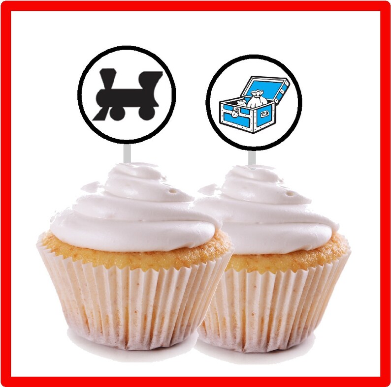 Peut inclure: Deux cupcakes avec du gla&ccedil;age blanc et des d&eacute;corations noires et blanches. L'une est un train et l'autre est un coffre au tr&eacute;sor bleu.