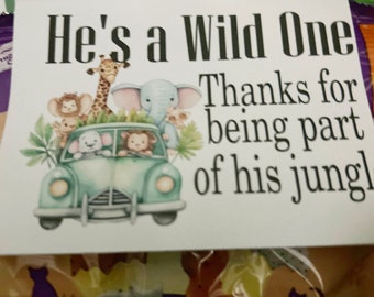 Peut inclure: Une carte blanche avec le texte "He's a Wild One" et "Thanks for being part of his jungle" avec une illustration de dessin animé d'animaux dans une voiture.