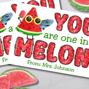 Può includere: Biglietti bianchi a tema anguria. I biglietti presentano una fetta di anguria dei cartoni animati con occhiali da sole e la scritta "YOU are one in a MELON" in lettere rosse. I biglietti includono anche la scritta "From: Mrs. Johnson".