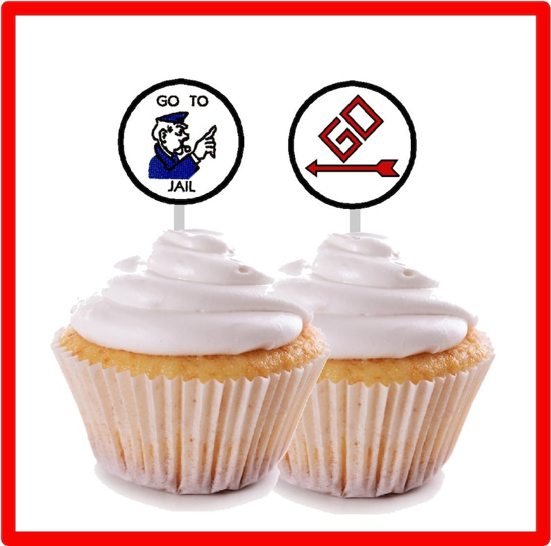 Peut inclure: Deux cupcakes avec du gla&ccedil;age blanc et un topper sur le th&egrave;me du jeu de soci&eacute;t&eacute; Monopoly. Un topper dit "Go to Jail" avec un homme Monopoly pointant vers le texte. L'autre topper a une fl&egrave;che rouge pointant vers un symbole "GO" rouge.