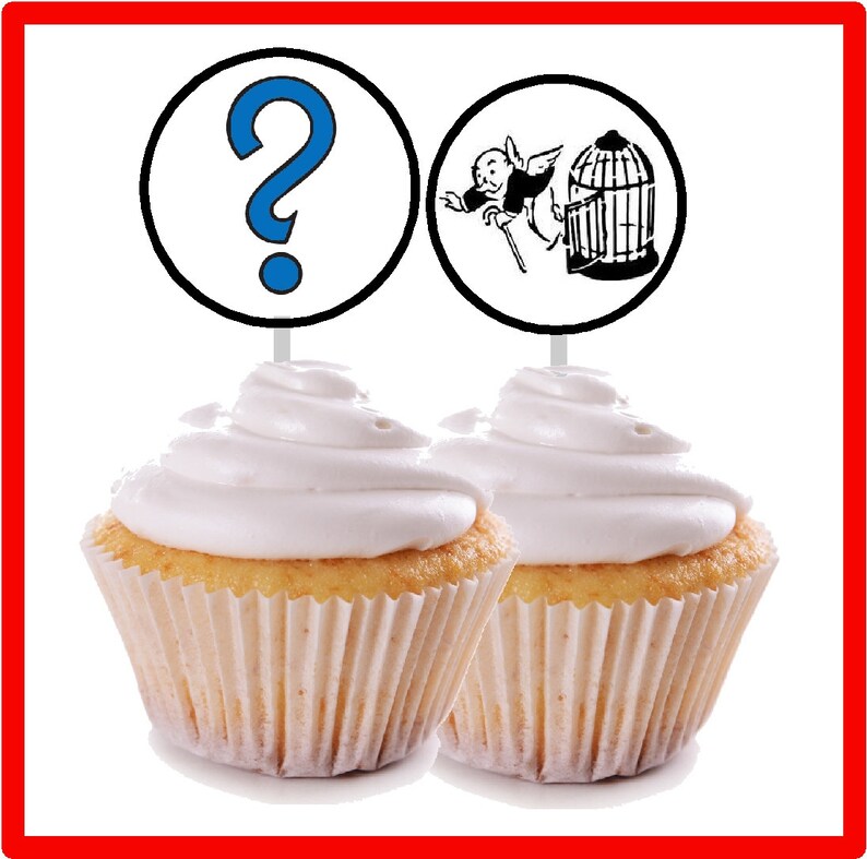 Peut inclure: Deux cupcakes avec du gla&ccedil;age blanc et un point d'interrogation et un homme du Monopoly dans une cage &agrave; oiseaux sur le dessus.