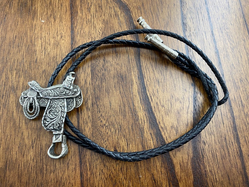 Silver Saddle Bolo Tie EGC /'91 Signed Horse Saddle Bolo Tie
