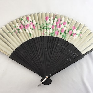 Abanico asiático vintage pintado a mano con palitos negros, papel de arroz blanco y flores rosas y blancas, abanico plegable decorativo