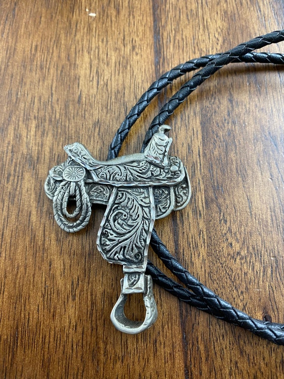 Silver Saddle Bolo Tie. EGC '91 Signed Horse Saddle B… Gem