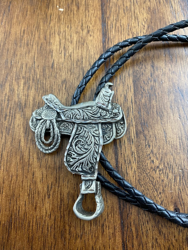 Silver Saddle Bolo Tie EGC /'91 Signed Horse Saddle Bolo Tie