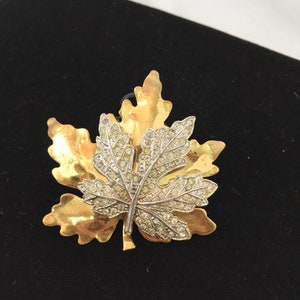 Spilla a foglia McCelland Barclay. Tono oro e argento con strass di diamanti. Fine anni &#39;30