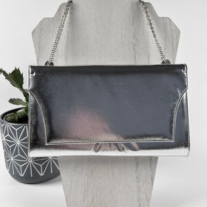 Vintage Metallic Silver Evening Bag Fold Over Clutch Snap Closure Wristlet Purse Silver Chain Strap Retro Party Handbag Classic Formal Bag