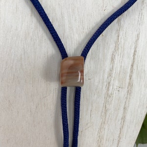 Titel: Vintage Rot & Grau gebänderter Achat Bolokrawatte, polierter quadratisch-ähnlicher Stein auf blauer Nylonschnur, klassischer westlicher Schmuck