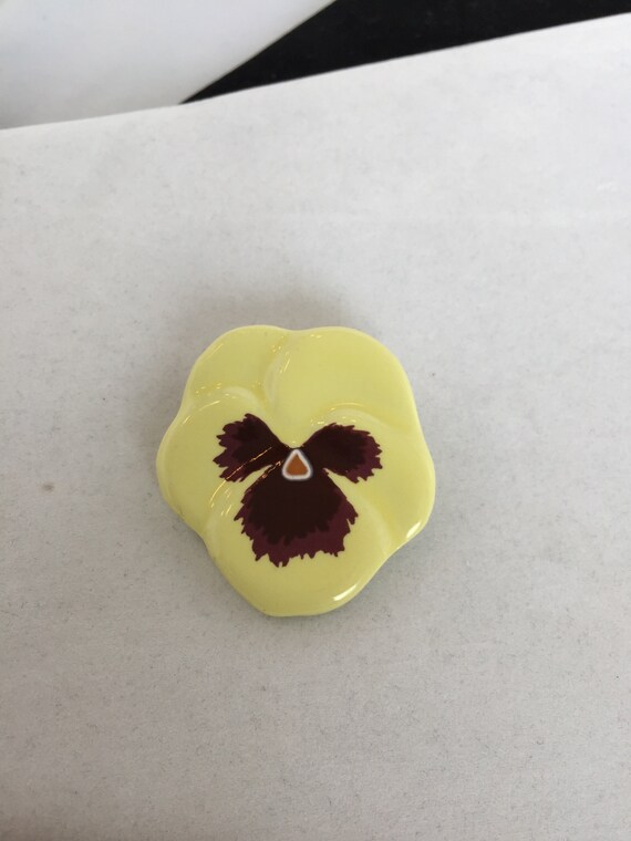 Vintage Avon Yellow Pansy Flower Brooch. Ceramic Brooch View 4