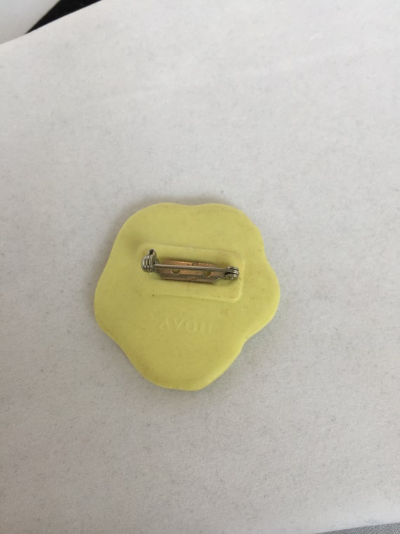 Vintage Avon Yellow Pansy Flower Brooch. Ceramic Brooch View 5
