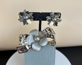 Vintage Silver Flower Brooch and Earring Set – Polished Floral Design with Filigree Bow
