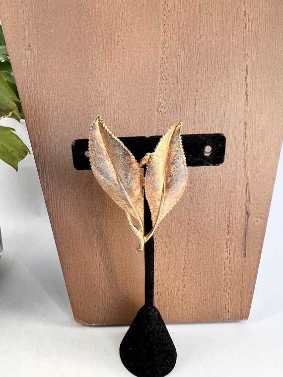 Double leaf brooch bone Gem