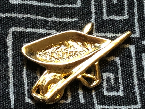 Wheelbarrow gold metal pin - Unique pin - Farmer pin - Landscaping pin - Gardener pin - Tool pin - Pin Collection - Pin Collectors - trolley