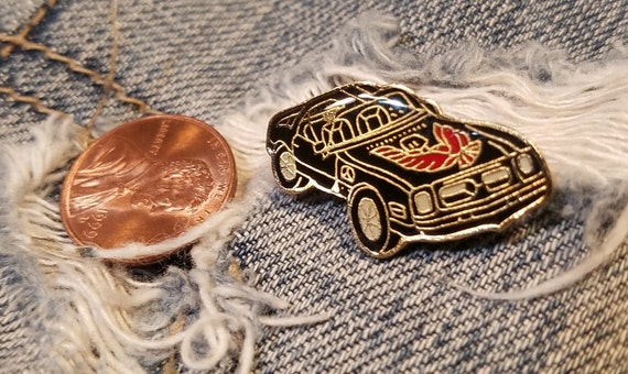 Vint SUPER CHEVY SUNDAY Red//White//Gold Souvenir Pin for Hat Lapel Jacket Shirt