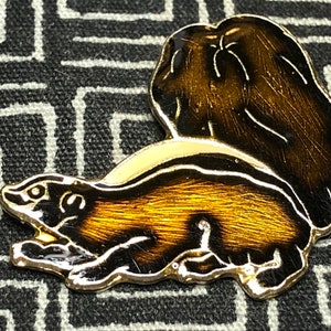 Skunk Enamel Pin - Mephitis - Badger - Animal - Mammal - Weasel - Mustelidae - Pepe Le Pew - Flower - Stinky Pet - Wolverine - Maten - Mink