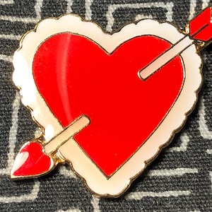 Heart with Arrow Enamel Pin - love pin - Lover pin - Heart pin - love - Valentine&#39;s Day pin - Heart shaped pin - Red Heart pin - Collectible