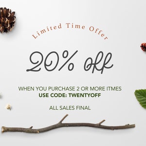 K&ouml;nnte beinhalten: Ein wei&szlig;er Hintergrund mit einem braunen Zweig, einer Kiefernzapfen, einem gr&uuml;nen Blatt, einer kleinen Gruppe wei&szlig;er Bl&uuml;ten und einer Brombeere. Der Text "Limited Time Offer 20% off" ist in Braun und Schwarz geschrieben. Der Text "WHEN YOU PURCHASE 2 OR MORE ITMES USE CODE: TWENTYOFF ALL SALES FINAL" ist in Schwarz geschrieben.