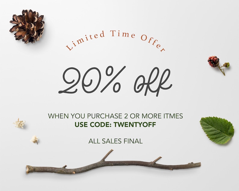 K&ouml;nnte beinhalten: Ein wei&szlig;er Hintergrund mit einem braunen Zweig, einer Kiefernzapfen, einem gr&uuml;nen Blatt, einer kleinen Gruppe wei&szlig;er Bl&uuml;ten und einer Brombeere. Der Text "Limited Time Offer 20% off" ist in Braun und Schwarz geschrieben. Der Text "WHEN YOU PURCHASE 2 OR MORE ITMES USE CODE: TWENTYOFF ALL SALES FINAL" ist in Schwarz geschrieben.