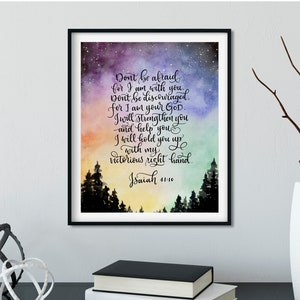 K&ouml;nnte beinhalten: Ein Aquarellbild eines sternenklaren Nachthimmels mit einem Zitat aus Jesaja 41,10: "F&uuml;rchte dich nicht, denn ich bin mit dir. Sei nicht verzagt, denn ich bin dein Gott. Ich will dich st&auml;rken und dir helfen. Ich will dich mit meiner siegreichen Rechten halten."