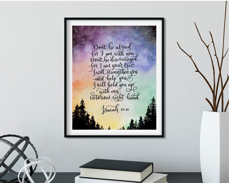 K&ouml;nnte beinhalten: Ein Aquarellbild eines sternenklaren Nachthimmels mit einem Zitat aus Jesaja 41,10: "F&uuml;rchte dich nicht, denn ich bin mit dir. Sei nicht verzagt, denn ich bin dein Gott. Ich will dich st&auml;rken und dir helfen. Ich will dich mit meiner siegreichen Rechten halten."