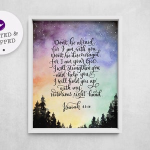 K&ouml;nnte beinhalten: Aquarellmalerei einer Waldszene mit einem sternenklaren Nachthimmel. Der Text "F&uuml;rchte dich nicht, denn ich bin mit dir. Lass dich nicht entmutigen, denn ich bin dein Gott. Ich werde dich st&auml;rken und dir helfen. Ich werde dich mit meiner siegreichen Rechten halten. Jesaja 41:10" ist in schwarzer Kalligraphie geschrieben.
