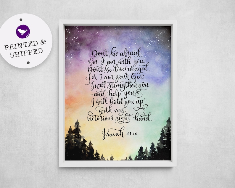K&ouml;nnte beinhalten: Aquarellmalerei einer Waldszene mit einem sternenklaren Nachthimmel. Der Text "F&uuml;rchte dich nicht, denn ich bin mit dir. Lass dich nicht entmutigen, denn ich bin dein Gott. Ich werde dich st&auml;rken und dir helfen. Ich werde dich mit meiner siegreichen Rechten halten. Jesaja 41:10" ist in schwarzer Kalligraphie geschrieben.