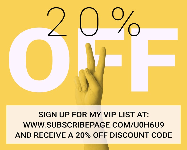 K&ouml;nnte beinhalten: Ein gelber Hintergrund mit wei&szlig;em Text, der "20% OFF" lautet. Eine Hand mit zwei erhobenen Fingern im Friedenszeichen befindet sich vor dem Text. Unter dem Text befindet sich ein wei&szlig;er Kasten mit dem Text "SIGN UP FOR MY VIP LIST AT: WWW.SUBSCRIBEPAGE.COM/U0H6U9 AND RECEIVE A 20% OFF DISCOUNT CODE".