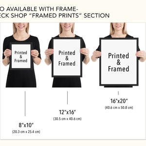 K&ouml;nnte beinhalten: Drei schwarze Bilderrahmen mit wei&szlig;em Text, der in jedem Rahmen "Printed & Framed" lautet. Die Rahmen werden von drei verschiedenen Personen gehalten. Die Rahmen sind 8 Zoll mal 10 Zoll, 12 Zoll mal 16 Zoll und 16 Zoll mal 20 Zoll gro&szlig;.